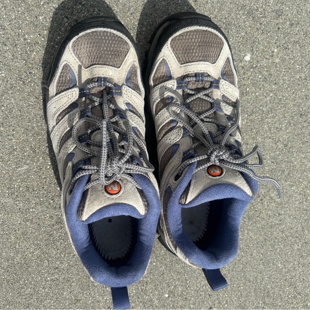 Merrell Women's Aluminum/Marlin moab 3 women’s 8 W hikers. Great condition.
